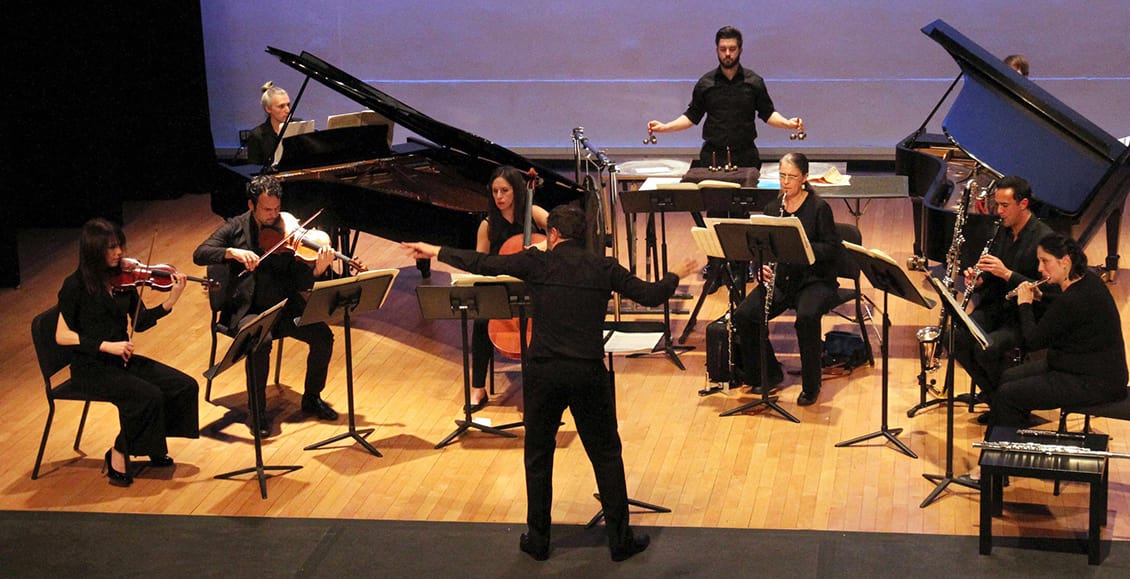 Steve Reich의 Dark and Bright를 연주하는 Ensemble Signal과 지휘자 Brad Lubman